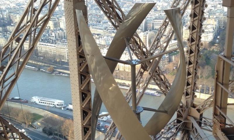 Szélmalmokat szereltek az Eiffel-toronyra a környezettudatosság jegyében