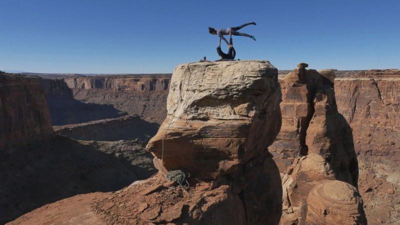 Ilyen az extrém jóga 180 méter magasban egy sziklaoszlop tetején - videó!