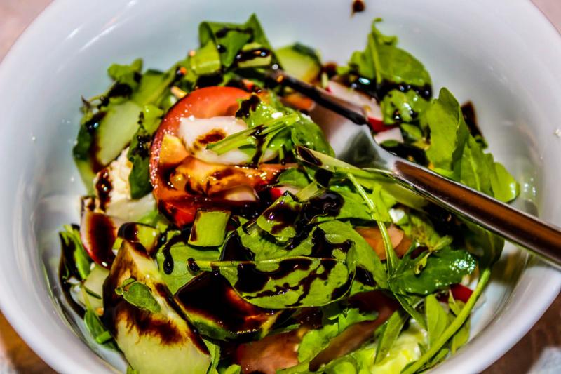 Napi grillreceptünk: Zöld saláta avokádóval és koktél paradicsommal