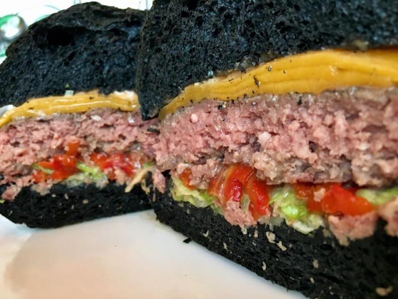 Itt a fekete hamburger? Zseniális érlelt angus burger recept – ezt muszáj kipróbálnod!