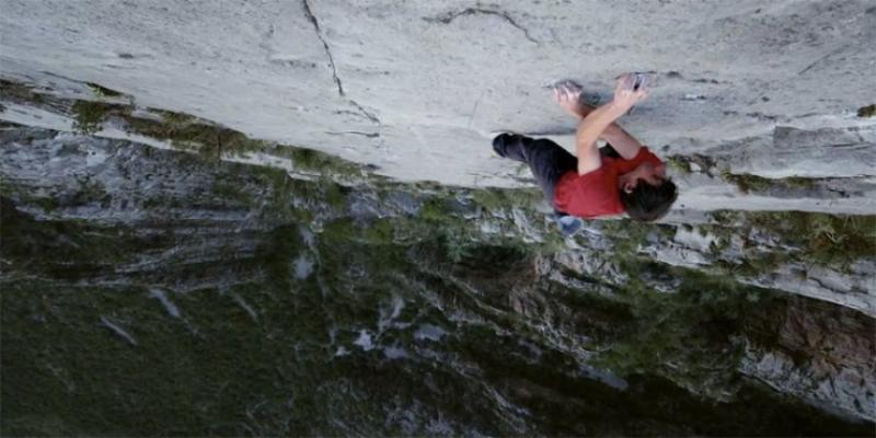 Videó: szembeköpte a halált a hegymászó a 762 méteres sziklán