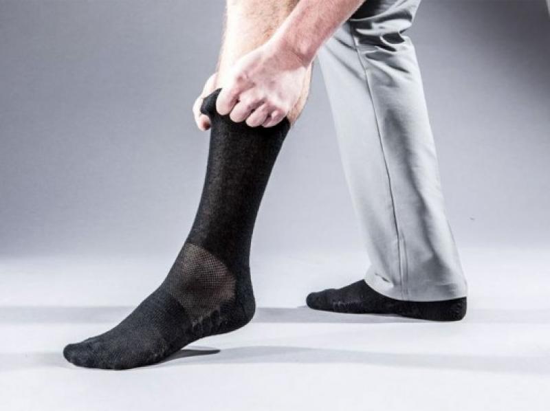 К чему снятся носки мужские. Мужские ноги в носках. Носки мужские классические. Мужские носки на ногах. Элегантные носки.
