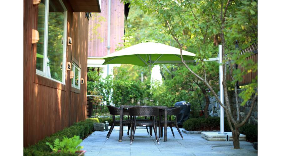 Falra szerelhető napernyővel az esőben is élvezheti kertjét