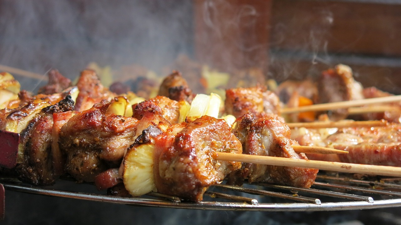 Profi grill szakácsok, kiváló séfek, füstölőfa mesterek és BBQ fenegyerekek – lesse el a legjobbaktól a legjobb praktikákat a hétvégi grill fesztiválon!