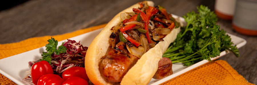 Hot-dog karamellizált hagymával és paprikával