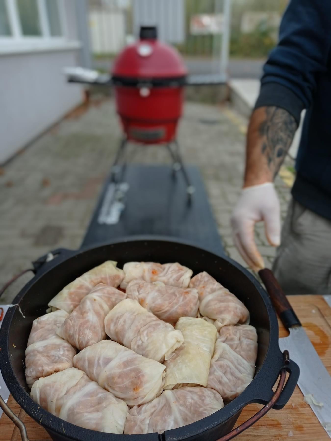 Vaslábasban készült töltött káposzta 