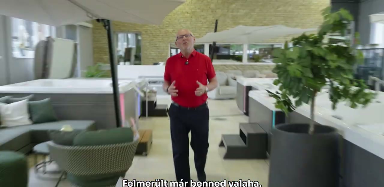 István, a SpaTrend szakértője a HotSpring bemutatóteremben
