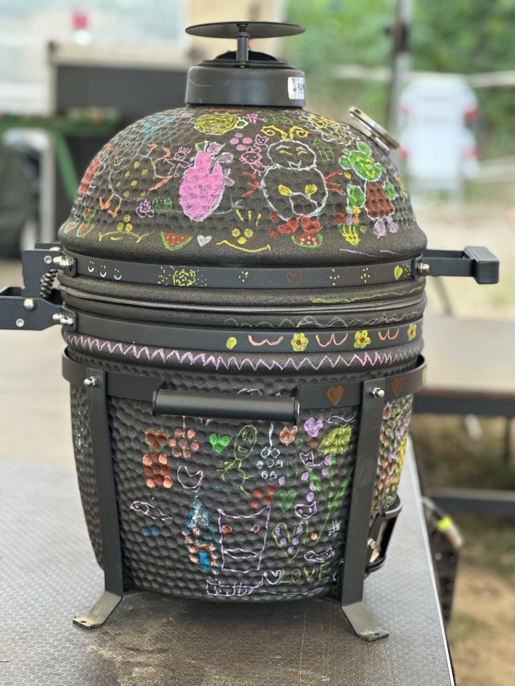 A kész, kézzel festett Kamado Chef kerámiagrill