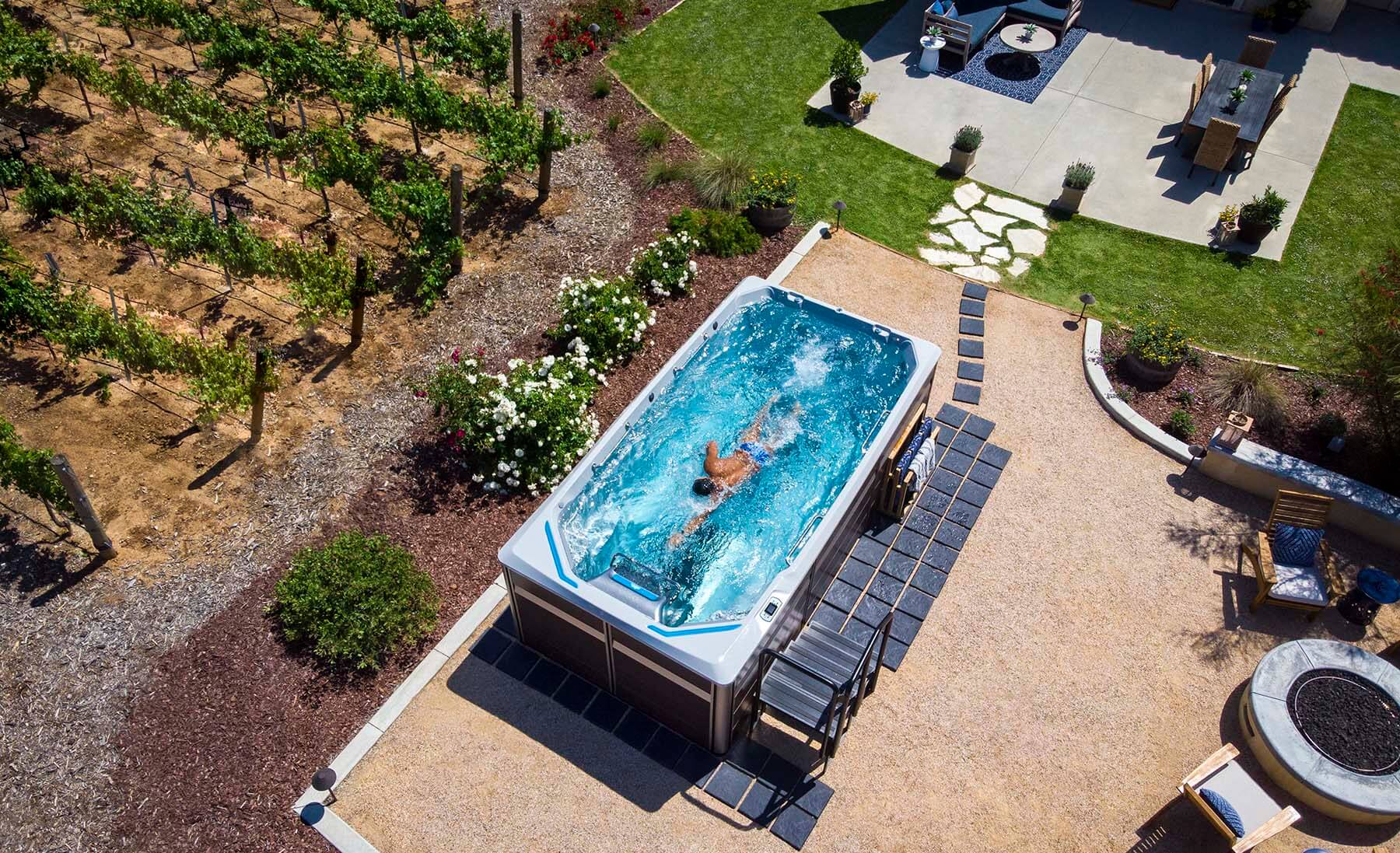Endless Pools úszó masszázsmedence: profi úszóedzés a saját kertedben
