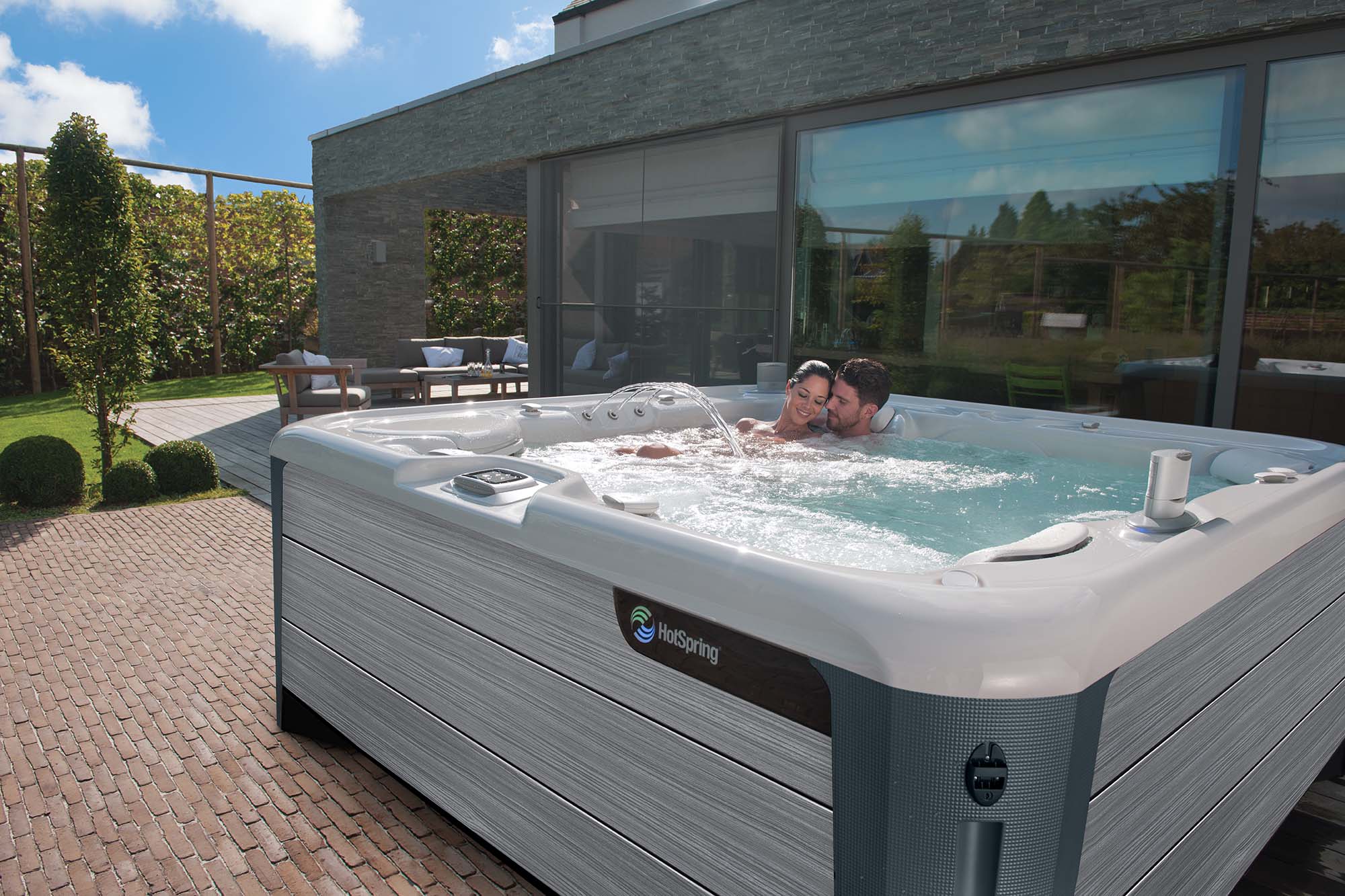 HotSpring vagy Caldera jakuzzi: mitől lesz otthon is prémium a masszázsmedence