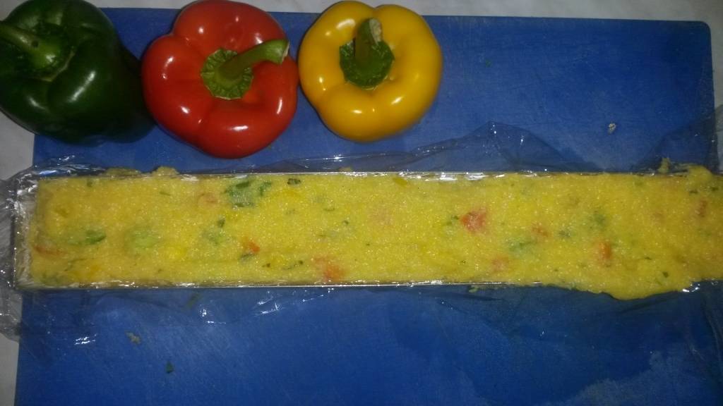 Színes-korianderes paprikával és rikottával töltött pisztráng rolád grillezett polentával