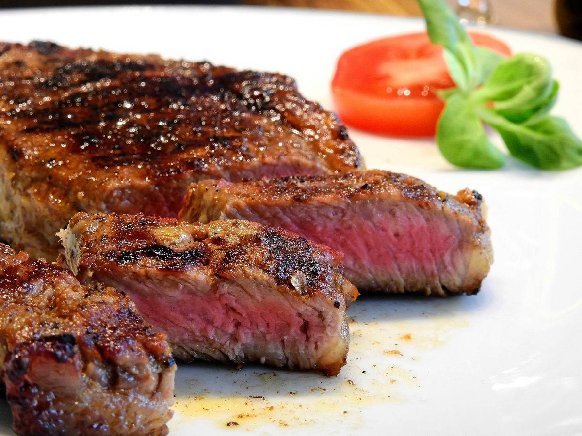 Grillezett steak fekete borsos vajjal
