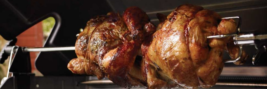 Mediterrán rotisserie csirke nyárson forgatva