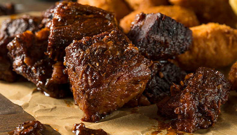 Füstölt sertéshas-kockák (pork belly burnt ends)