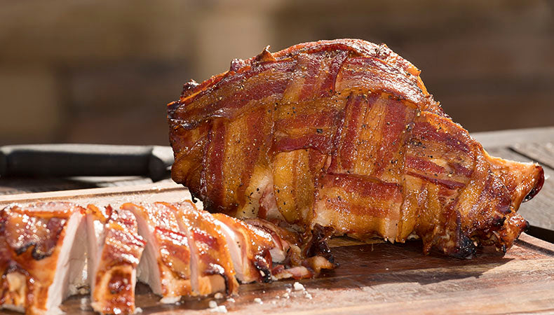 Baconbe tekert füstölt pulykamell - mézes-almaecetes páccal, ropogós baconfonatban