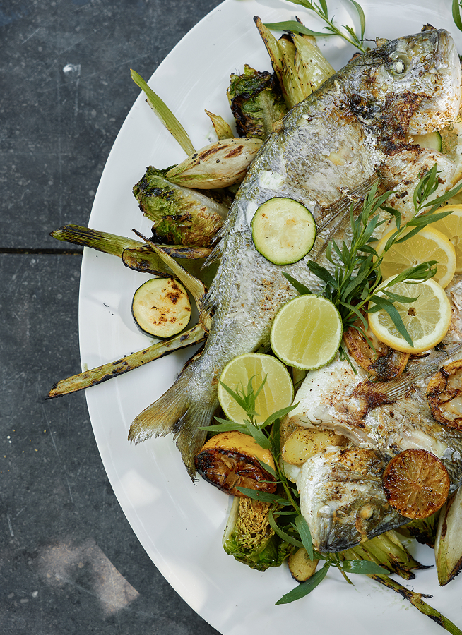 Grillezett dorade royal grillzöldségekkel