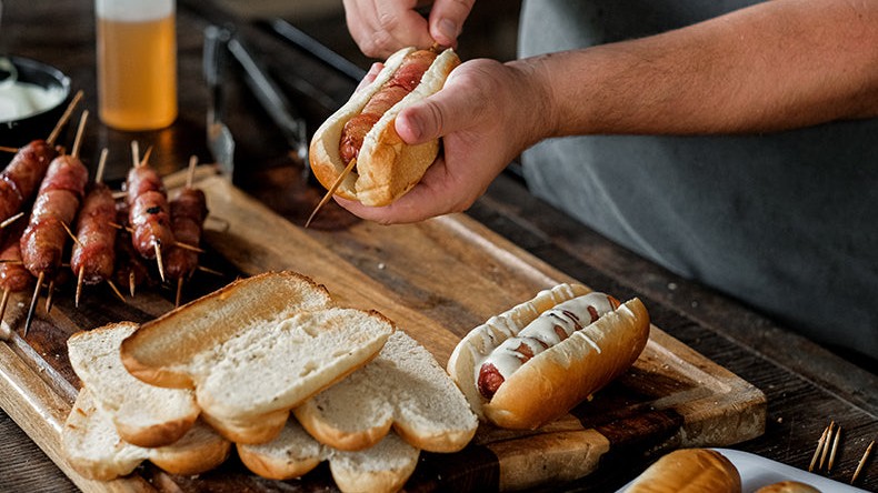 Baconbe tekert grillezett hot dog mézes mázzal - a kerti parti gyors kedvence