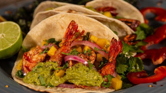 Grillezett garnélás tacos friss salsával - könnyű, nyári vacsora percek alatt