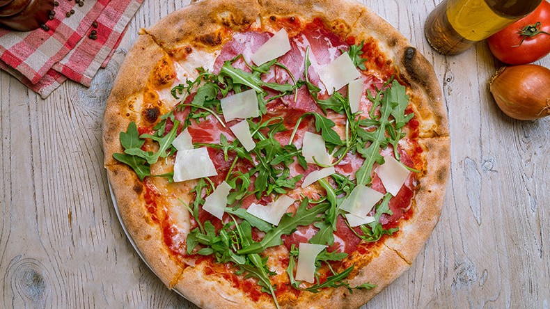 Mézes-csípős grillezett pizza - ropogós tészta, csípős szalámi, csorgatott méz