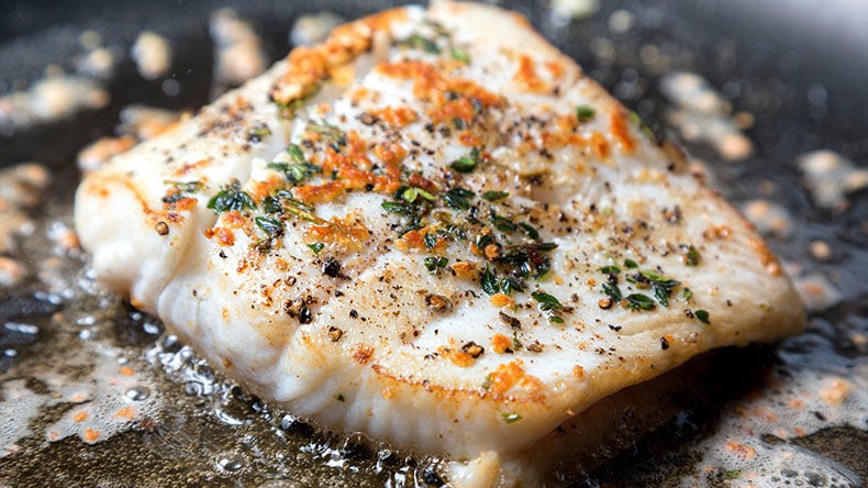 Cajun fűszeres grillezett laposhal friss kukorica-paradicsom salsával