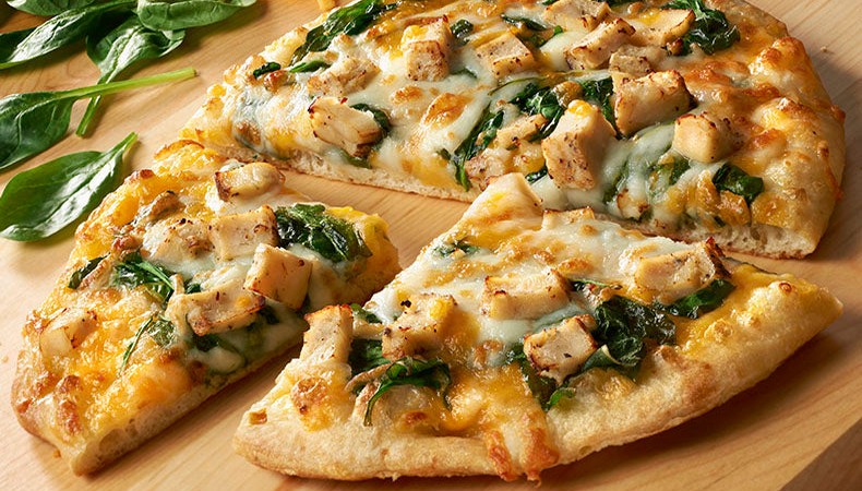 Zöld pizza friss bazsalikompesztóval és grillcsirkével - könnyed nyárvégi vacsora