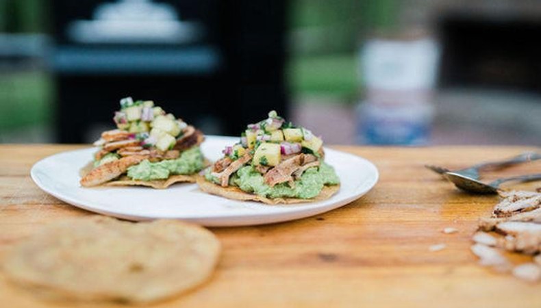 Chipotlés grillcsirke tostada ananászsalsával és avokádókrémmel