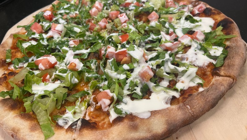 Grillezett taco pizza - ropogós tésztán fűszeres marha és friss feltét