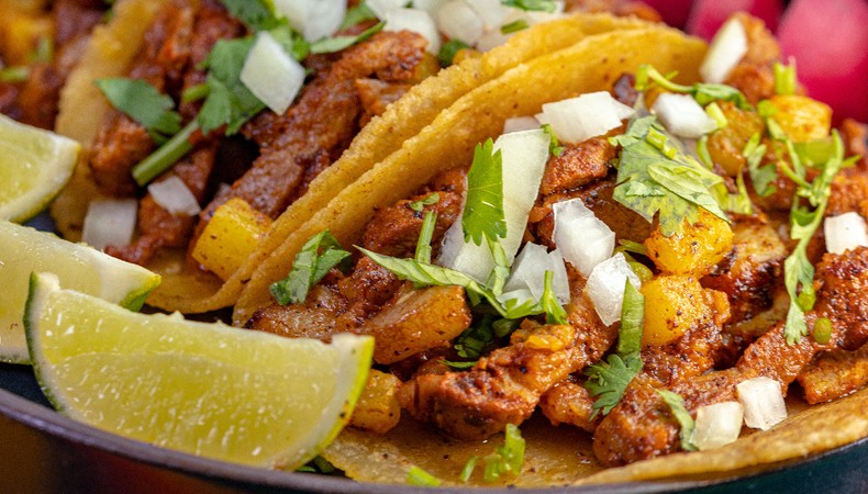 Al pastor sertés taco grillezett ananásszal - fűszeres mexikói utcai íz