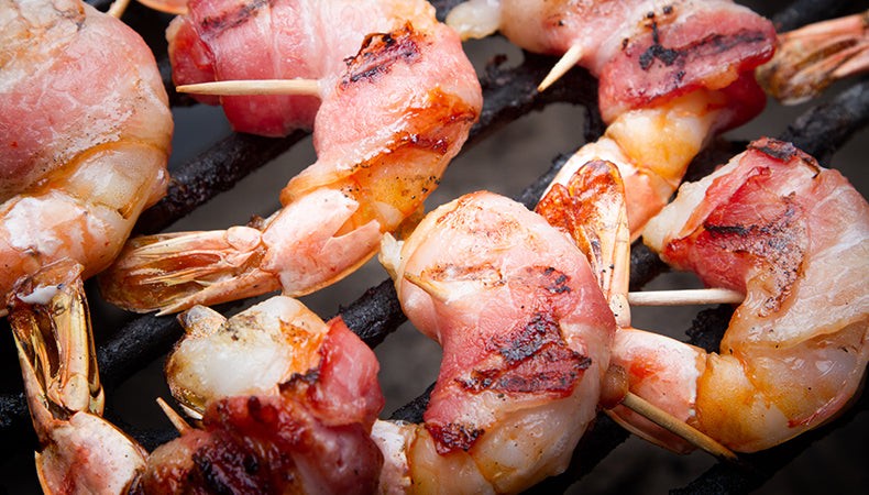 Baconba tekert grillgarnéla jalapeños coleslaw-val - ropogós nyári falatok