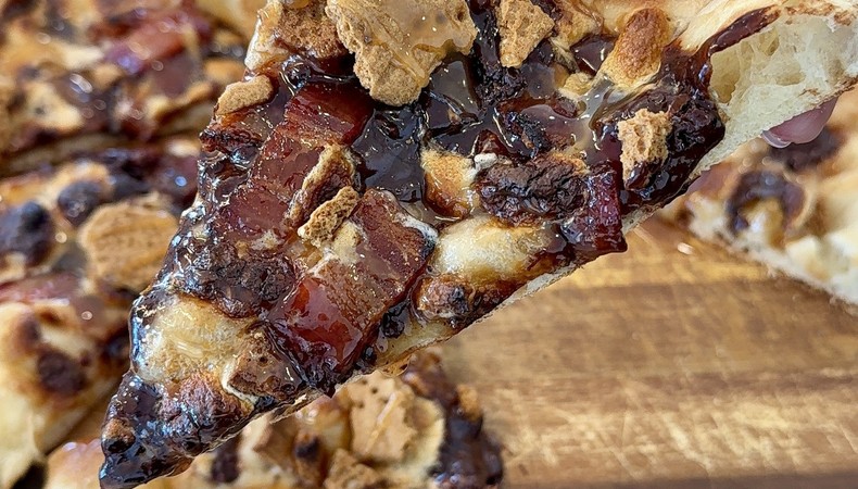 S'mores desszertpizza grillen - csokis, pillecukros édesség percek alatt
