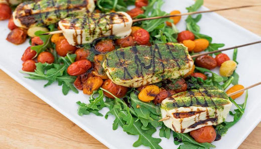 Grillezett paradicsom-mozzarella nyárs bazsalikommal - nyárvégi kerti falatka