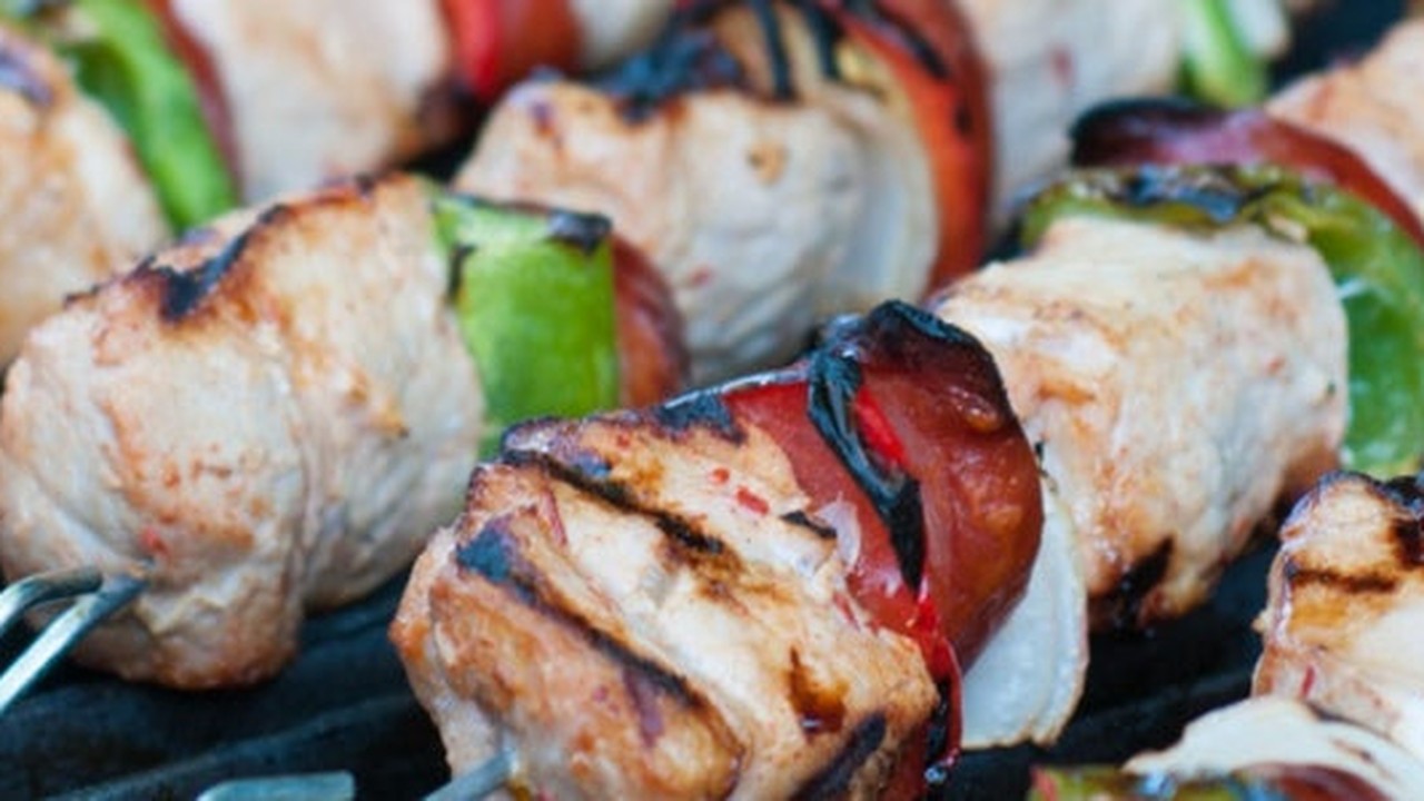 Portugál fűszeres sertésnyárs chorizóval és grillzöldségekkel