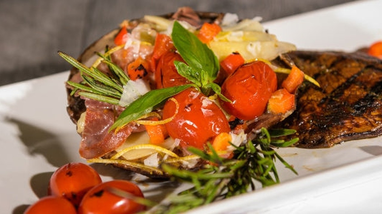 Töltött grillezett portobello gomba prosciuttóval és parmezánnal