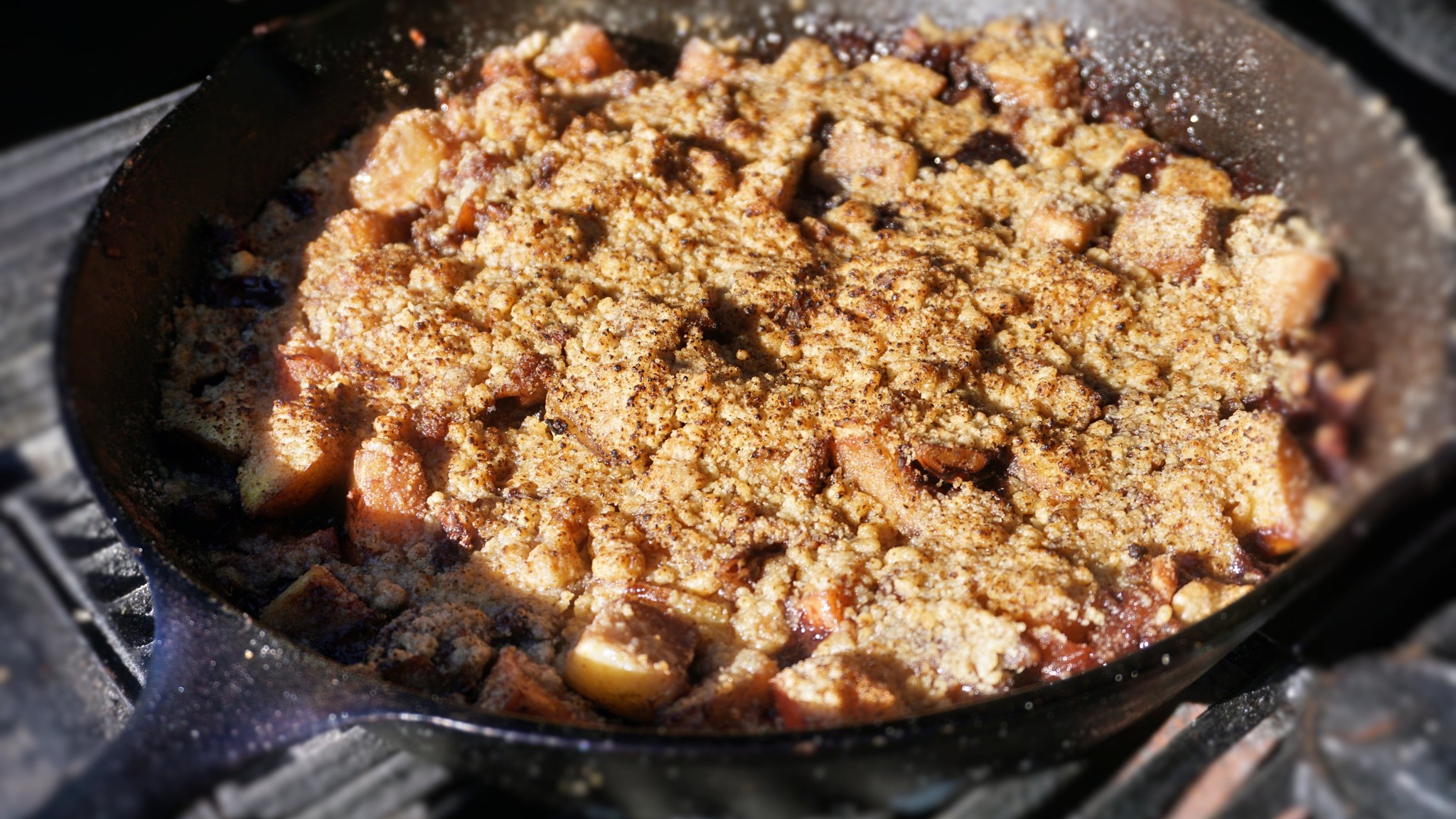 Almás-diós crumble öntöttvasban a grillen