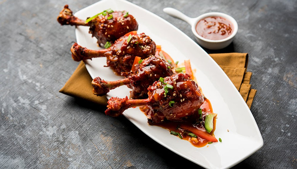 Grillezett csirkecomb-nyalóka édes chilis-narancsos mázzal