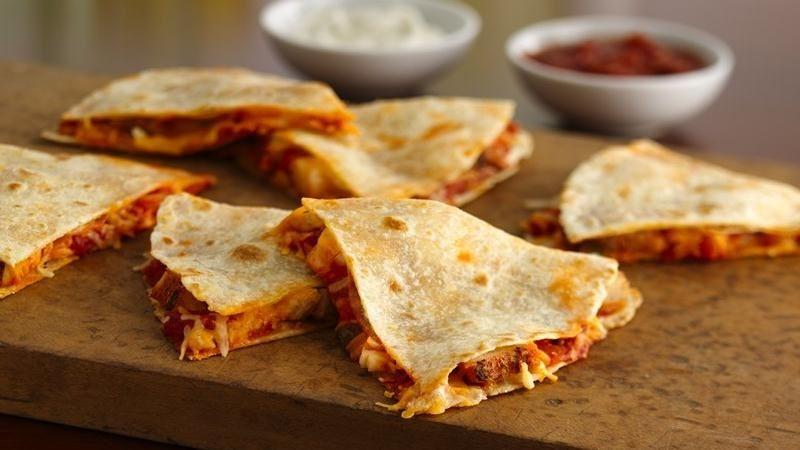 Napi grillreceptünk: Gyors quesadilla salsával