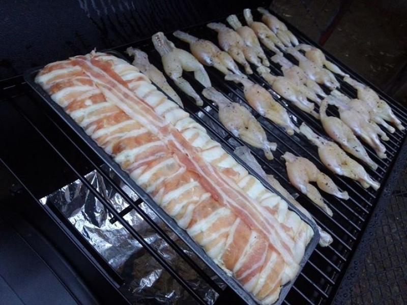 Napi grillreceptünk: Grillezett békacombok zöldséges, baconos grillkenyérrel