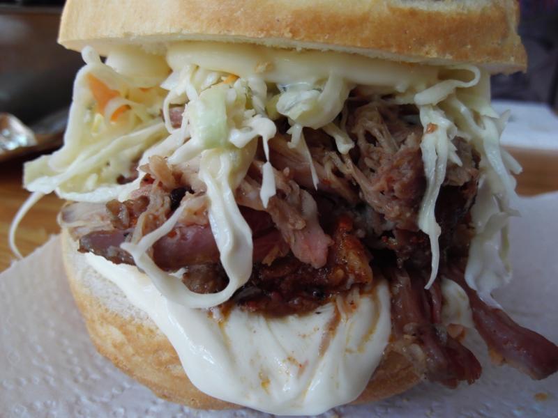 Napi grillreceptünk: Pulled Pork grillezett sertésszendvics lassú tűzön