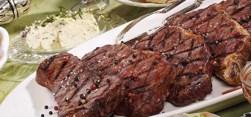 Napi grillreceptünk: New York steak kék sajtos vajjal