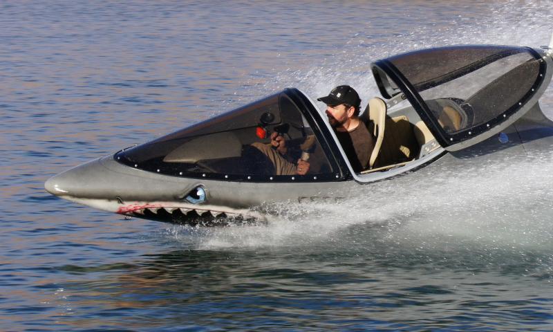 Robotdelfin és repülő vízi jármű érkezik