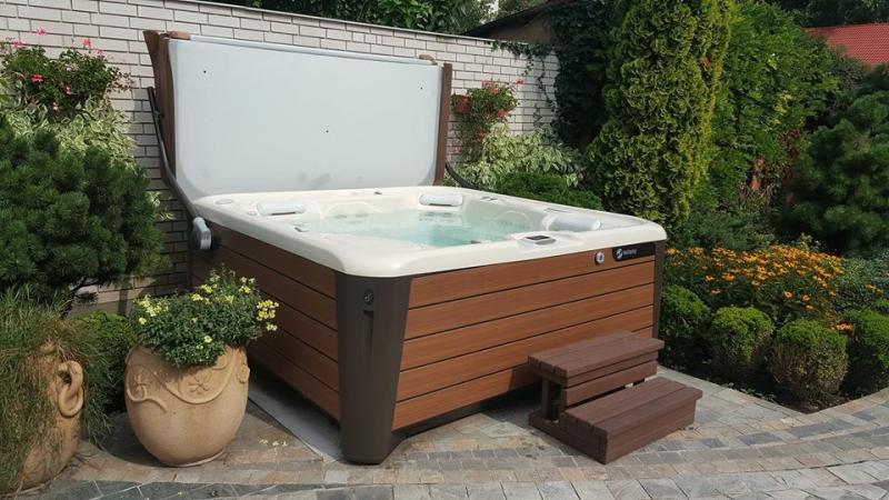 Jakuzzi tesztünk: Kipróbáltuk, hogy mit tud az új Hotspring Envoy NXT masszázsmedence.