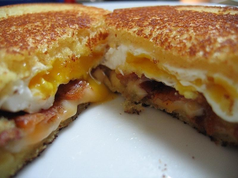 Napi grillreceptünk: Grillezett sajtos-tojásos szendvics