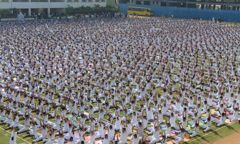 Videó: többezer kisiskolás jógázott együtt a világbékéért