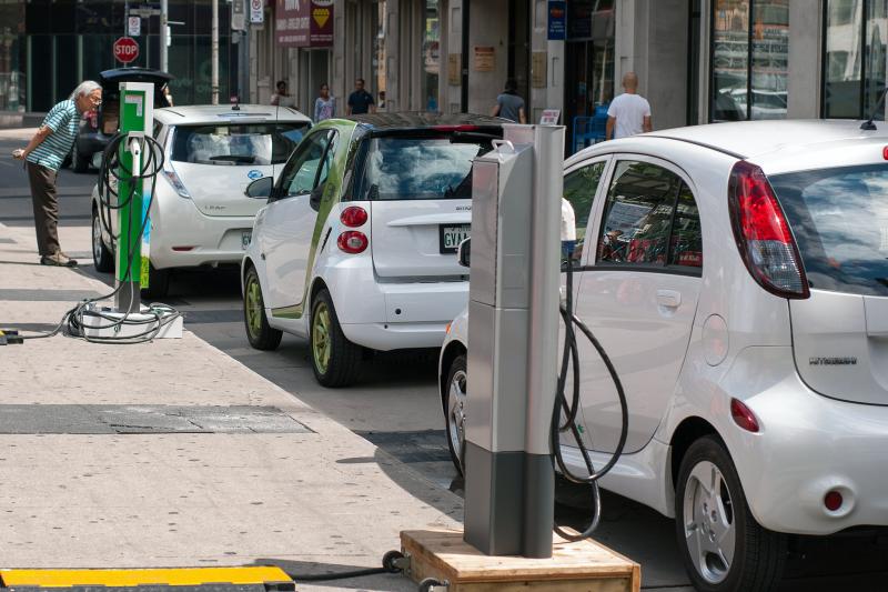 Csökkentik a hőséget a városokban az elektromos autók