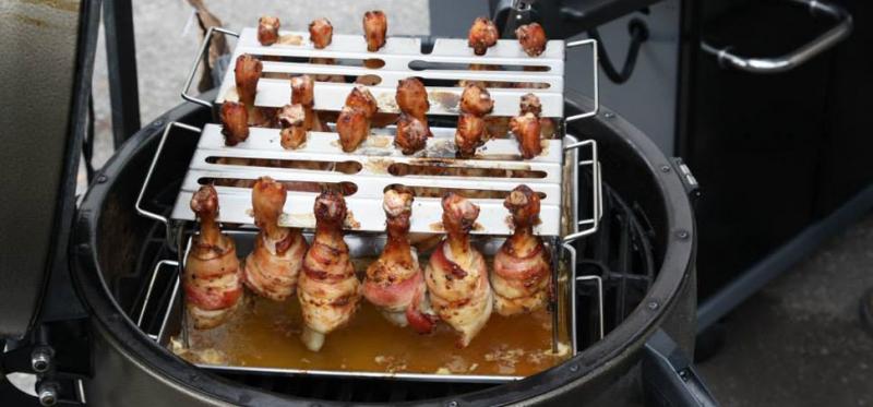 Napi grillreceptünk: Baconbe csomagolt csirkecombok