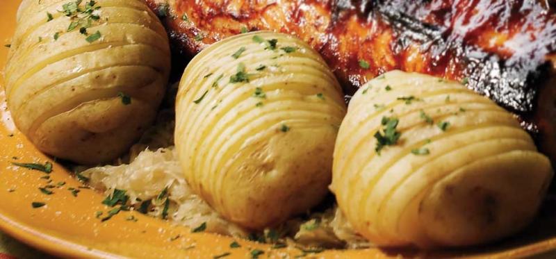 Napi grillreceptünk: Héjában sült, hasselback krumpli