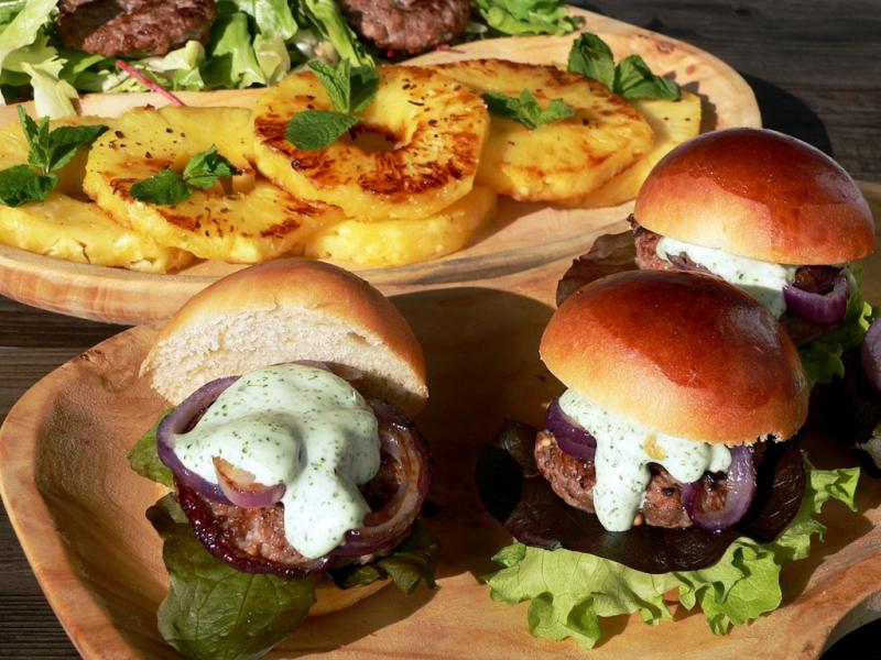 Napi grillreceptünk: Mini bari burger, grillezett fűszeres ananásszal