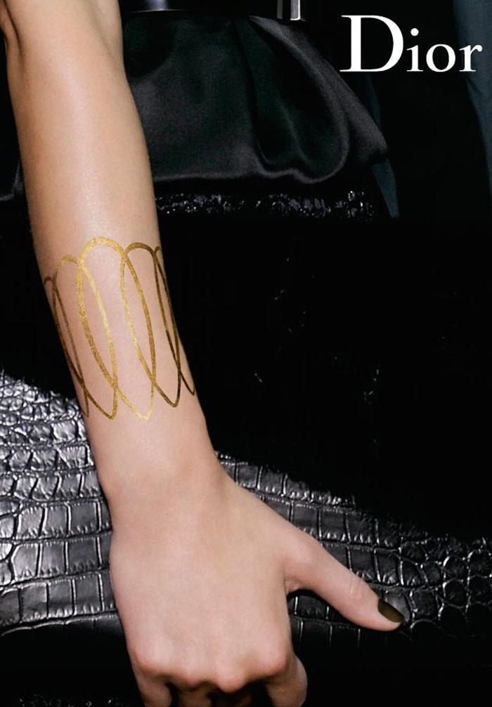 Dior 24 karátos tetoválással aranyozza be a Karácsonyt