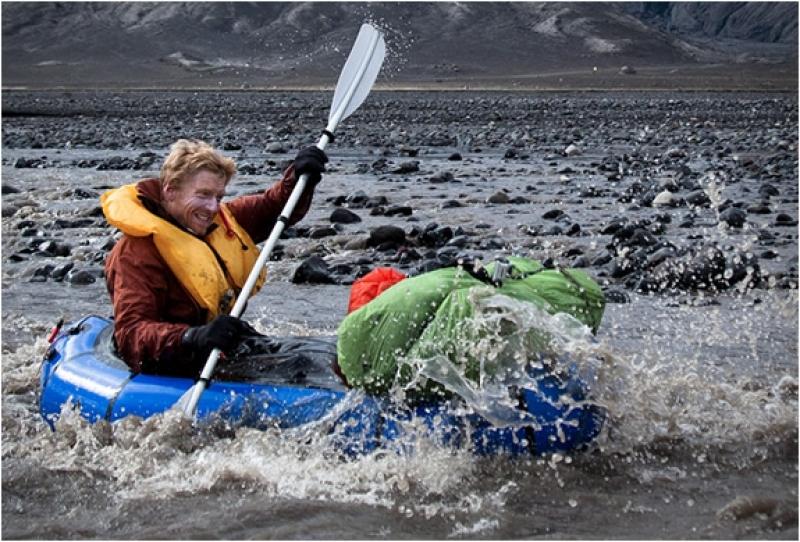 Egyszemélyes hajóval a szabadságért – Alpacka Raft